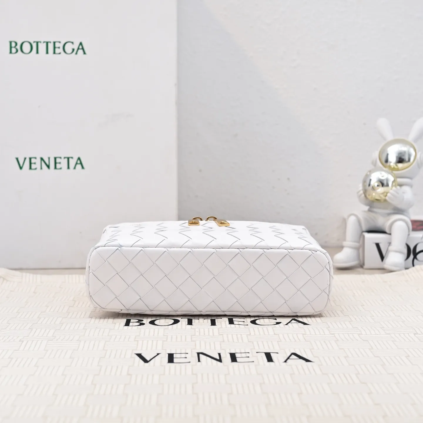 Batch 1360 Bottega Veneta 24 spring and summer woven zipper crossbody bag. A crossbody bag that can be used as a cosmetic bag. The exquisite weaving and compact body are an indispensable accessory for the upcoming summer. The double zipper also better protects the bag. It has a large capacity. If you like it, don’t miss it. Style number: 9109 Size: 22*12.5*5cm